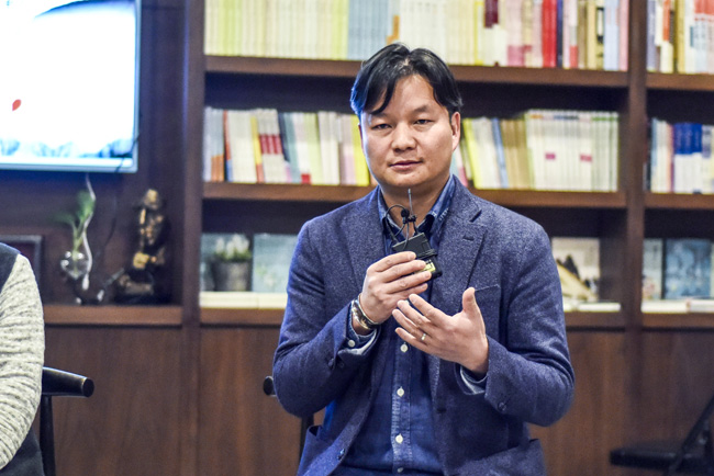 丁大為：烏銅走銀有三百年的歷史了，是云南地區(qū)獨有的技藝。這門技藝入門大概需要3年，學成需要20年。用語言去表達它其實是很難的。