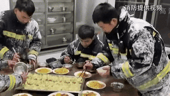 零下14度滅火后 消防員吃飯這一幕讓人心疼！