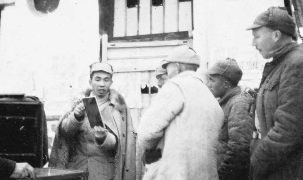 沙飛向參觀者講《晉察冀畫(huà)報(bào)》的制版情況。