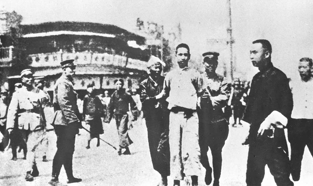 1927年4月12日 “四?一二”反革命政變，國(guó)民黨反動(dòng)派捕殺大批共產(chǎn)黨員和工人、學(xué)生、群眾